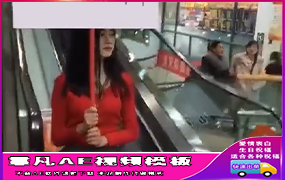 B228电梯口美女举牌